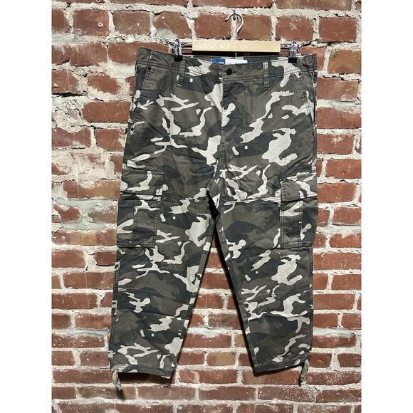 Old Navy Mens Green Camo 94' Cargo Pants Size 38 x 30 - Picture 1 of 3